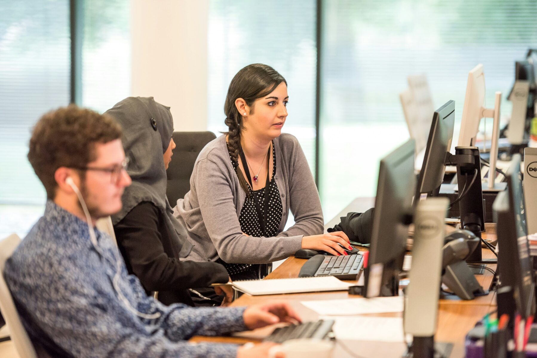 Mensen aan het werk achter hun computer